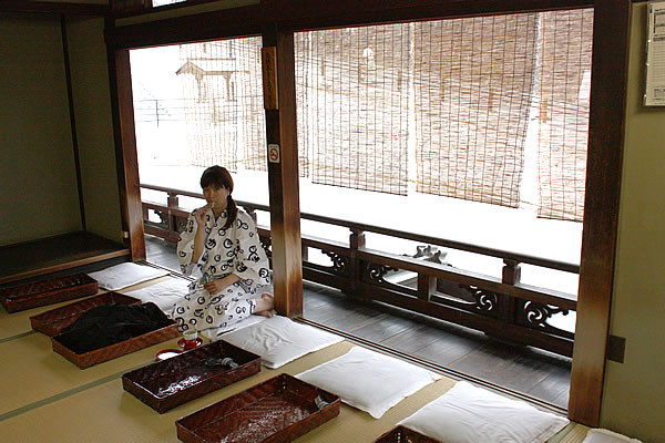 入浴後、「神の湯二階席」で休憩。熱いお茶とお煎餅が付いてきます。熱いお茶を飲むと、湯上りでも涼しく感じるものですね。