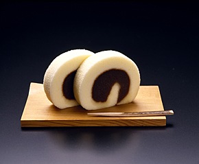 愛媛銘菓の一六タルトは、四国特産のゆずを小豆餡に練り、ふわふわのスポンジで包んだ上品な和菓子です。1本525円～。