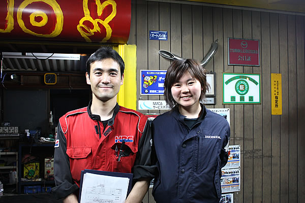 「ベストBike松山坊ちゃん店」の本田さん（左）と日野さん（右）。出発前にルートを確認していなかったら東京へは帰れませんでした。