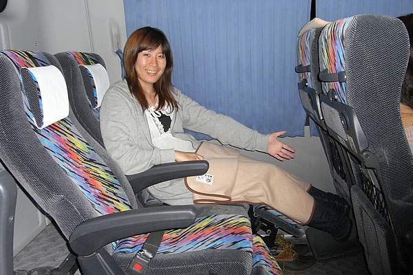 バスは4列シートながらも足元広々の余裕設計になっています。寝て起きたらそこは東京！ 約13時間の移動はあっという間ですよ。