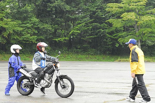 初めて乗るトリッカーに跨ることさえ苦労していた川上さんですが、川口インストラクターの指導により見る見る上達！