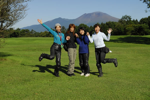軽井沢72ゴルフのコースは本当に美しい！ 浅間山をバッグに記念撮影！ いいお天気だし、気分はあがりますよね！