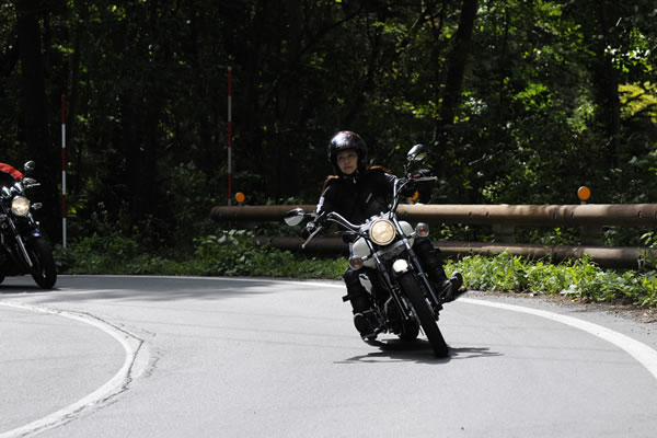 川上さんはドラッグスター250でツーリング。安定した走りで、ライディングスクールの成果が出ています！