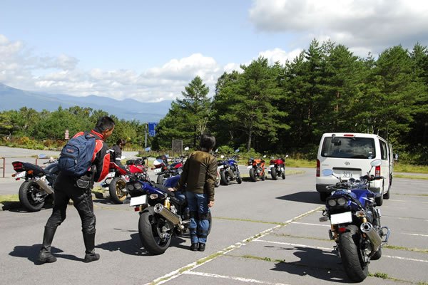 運転席からバッグミラーを除いたり、バイク側にたって運転手の顔が見えるか「死角」についてのレッスンを行いました。