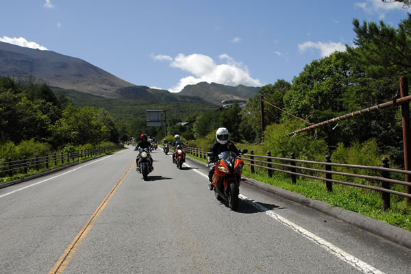 昨日の悪天候とは打って変わって、晴天に恵まれた一日でした。やっぱりバイクに乗るなら晴れの日がいいですねぇ（笑）。