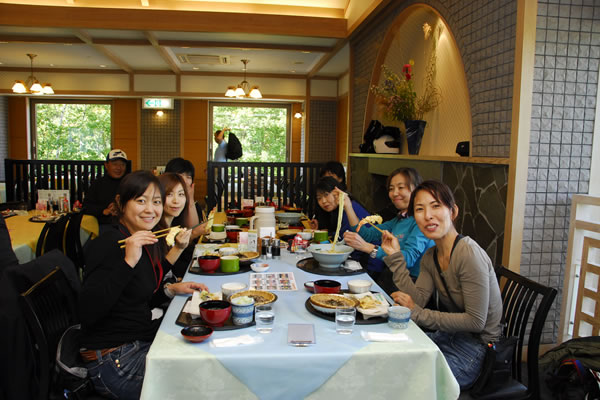 ランチは「休暇村 鹿沢高原」のレストランで。「嬬恋キャベツのとんこつラーメン」など地のものを生かした食事がいただけます。