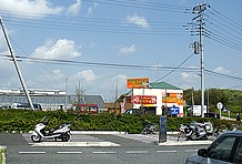 大型バイク用が20台以上、自転車・ミニバイク用を合わせるとかなり大きな2輪用駐車スペースを確保。ただし、渋滞するクルマを縫っての入場となることがほとんど。混雑している場合は別途設けられた第二駐車場がオススメ。