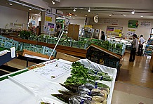 産直品が手軽な価格で手に入るとあって、野菜・果物の売場には売り切れも目立つ。道の駅を含む全国の直売所で争われる「直売所甲子園2009グランドチャンピオン」のタイトルは伊達ではない。事実、その品揃えはちょっとしたスーパーマーケット以上だ。