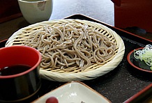 蕎麦処「木喰庵」の盛りそば（1人前650円）。蕎麦粉だけは他府県産を使う店が多いが、ここは地元産を使用した二八蕎麦。モチモチ感が強い食感と芳しい蕎麦粉の香りは味わってみる価値アリ。ただし、営業時間が短いのでお早めに。