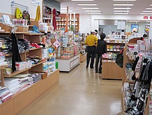 商工物産館（タケル館）には農産物加工品からお菓子類のお土産の他に南河内名産のワインが沢山並べられていました。