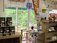 商工物産館（タケル館）にはコーヒー専門店があり、豆の購入からソフトクリーム・軽食まで食べれます。窓際から裏山が眺められて、コーヒーを飲みながら休憩できます。