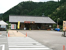 別棟の「野菜村」の建物。この中では地元野菜を使った料理が食べれます。野菜は朝採りが販売されていて、人気野菜はすぐ売り切れになるらしいです。