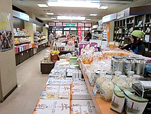 物産販売コーナーには淡路島の名産の玉葱から明石名産イカナゴの釘煮、四国香川のうどんまで、幅広く販売されています。