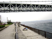 公園の海側では魚釣りができるようにしてあるので、明石海峡大橋を眺めながら過ごせます。橋桁が高いので自動車の騒音は気になりません。