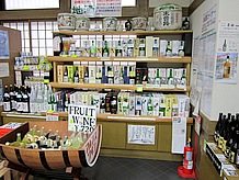 岐阜県の地酒が多く集めてあります。名前も木曽路にちなんだものが多く、女城主で有名な岩村城の城主の名前もお酒に使われていました。