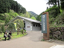 道の駅に隣接して「東山魁夷心の旅路館」があります。東山魁夷が美術学生の頃山口村で困ったときに暖かい持て成しを受けた返礼に、版画を多数寄贈したことにより美術館が建てられました。