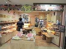 手作りパンコーナーの奥ではパンを焼いているのが見えます。パンの種類も多く、スイーツやケーキも販売されています。