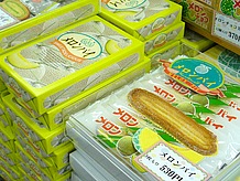 なんといっても名産のメロン！ 全国発送もしている七城メロンは、物産館内で試食することもできます。さらにメロンパイやメロンソフトクリームのほか、メロンドレッシングにメロンワインなど、ユニークなお土産品がたくさん！