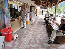 出店されているお店では、たこ焼きやダチョウコロッケが売られています。レストランでの食事までとは考えていないか方には気軽に食べれます。ただ平日は営業してないことがあります。