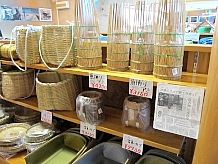 竹で作った日用品が沢山販売されていて、都会では使われない背負い篭は、インテリアとしても置けるようにカラフルな色使いがされています。