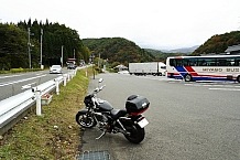 今回は平日ということで、道路沿いの空いているスペースに駐車しました。ゴールデンウィークは、休憩所の目の前のスペースに誘導されました。二輪専用のスペースが欲しいところです