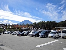 駐車場から見る富士山は10月中旬ではまだ雪が降っていませんでした。雪の無い富士山はただの高い山という感じで、訪れるなら雪がある時にしたいものです。