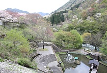 「磨墨庵」の真下は「せせらぎの池」を中心とした公園になっており、清流吉田川の川辺まで歩いて行けるようになっている。季節によって変わる彩のなか、のんびり散策を楽しむのもいいだろう。