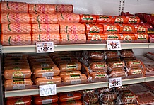 明宝の名物と言えば、100％国産豚モモ肉を使用した「明宝ハム」。食べ応えたっぷりであっさりとした昔懐かしい味。ハムだけではなくソーセージやフランクフルト、ウィンナー、ハンバーグなど、なんでもあり。