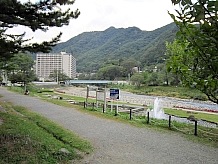 道の駅の横を流れる利根川の河川敷は公園になっていて、「水辺の散歩道」として諏訪峡遊歩道が設けられています。