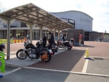 駐輪場は道の駅にしては珍しく屋根付きです。付近は丘陵地帯で坂道が多いのか、自転車で訪れる人が少ないのでバイク専用みたいです。