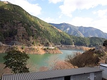 道の駅横の大滝ダム湖は長い間工事をしてやっと完成されました。元の国道169号線は細くてカーブの多い道路でしたが、ダムにより山の中腹を貫く走りやすい道になりました。