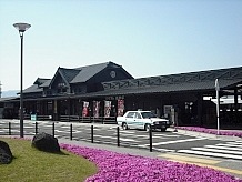 道の駅の隣がＪＲの阿蘇駅です。九州で人気の列車「あそぼーい」が停車します。