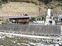 駐車場から橋を渡った対岸に日帰り温泉の上北山温泉があります。営業時間は平日14時～21時、休日は13時～21時です。第１・第３火曜日は定休日です。