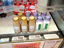 豊かな自然のひるがの高原自慢の牛乳。それを原料にしている乳製品もぜひともお土産に購入したい。暑い季節はソフトクリームも一押しだ。