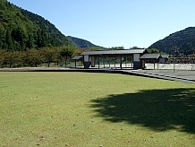 豊かな自然を背景に、道の駅とは思えない広大な芝生広場やテニスコート、パターゴルフ場などがあり、休憩や情報を得るためだけの普通の道の駅とは一味違った施設です。