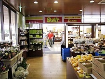 物産販売館から隣のコンビニに入れます。道の駅にコンビニがあると、日用品や緊急に使うものが買えて助かります。