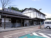 情報館は物産館おんせん市場から100ｍ北側にあり、鉄骨造ですが外観は和風建築風に仕上げています。特にトイレはなまこ壁仕上でしっとりとした造りになっています。