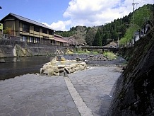 道の駅から２、３分の所にあるガニ湯です。川の中にあって湯温３９度のため、夏以外は入るのをためらいます。この湯はテレビ朝日系の「ナニコレ珍百景」で紹介されました。