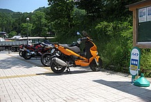 歩道をバイク置き場に設定しているため、台数が増えると点字プレートと重なってしまうのが気になる。看板が小さくて場所がわかりにくく、出入り口も不明瞭。屋根はないが椅子があり休憩することができる。