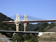 道の駅から南に3.9km行った所にある新名神高速道路の近江大鳥橋です。二羽の鶴が背中合わせで天に向かって飛ぶ姿を模しているとなっていますが、橋梁デザインとして珍しい形です。