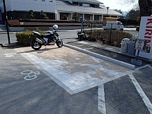 駐車場量も申し分ないのに、どうして駐輪場はこんなことに……この砂利は今日に限ったことではなく、数週間前に来たときからこのままなので特に掃除はしないのでしょうね。