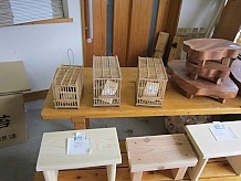 ヒノキ材の加工品の中に竹で作った小鳥の飼育かごがありました。昔はメジロやウグイスをこのかごで飼っていましたが、野鳥の飼育には厳しい制限がつくため今ではあまり見かけません。