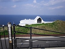 道の駅の海側に遠藤周作文学館の白亜の建物があります。鉄筋コンクリート造で、建築の専門誌に紹介されたほどの有名建築物です。館内の軽食喫茶のコーナーは無料で入れるところにあります。