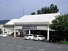 日曜日や祝日は７時から12時まで朝市が開かれます。朝市の無い平日はこの建物が自由に使えますので、道の駅で買った鯖寿司をここで食べることができます。