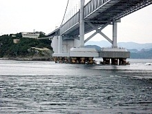 道の駅は岬の先端に建っているため見晴らしはとても良いです。岬の下まで降りられますが、帰りの登り坂を考えるためか、観光客は下まで降りません。この写真はうずしお観潮船から撮りました。