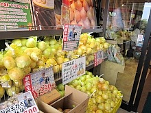 淡路島は玉葱の名産地で、採れたては生で食べることができて甘いです。春になると淡路島のいたるところで売っています。秋は鳴門金特（サツマイモ）が並びます。