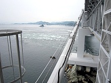 道の駅から大鳴門橋の橋桁の一部が展望台（無料）になっています。しかし渦潮は四国側が大きいので四国の鳴門公園からの橋桁を使った「渦の道」（有料）の方がおすすめです。