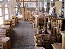 園芸用の木材や椅子・テーブル用の材料から、工作用に製材された手頃な大きさの木材が販売されています。