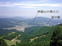 道の駅がある神鍋山周辺の光景です。この写真は冒険家植村直己氏が高校時代、登山に目覚めたきっかけになった蘇武岳（1074ｍ）から写したものです。ここはオンロードバイクでも林道経由で行けます。