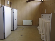 通常は公衆のトイレではトイレブースの足下まで仕切るのですが、ここでは５cm開いています。床の水洗いでは便利ですが、使用する側にとっては使い難いです。